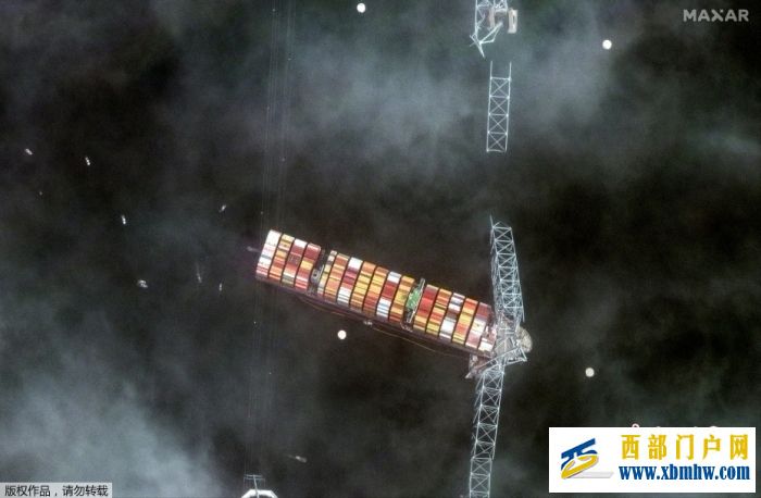 當地時間3月26日，美國馬里蘭州巴爾的摩市弗朗西斯·斯科特·基橋因一艘貨船撞擊而斷裂坍塌。圖為航拍巴爾的摩坍塌大橋。